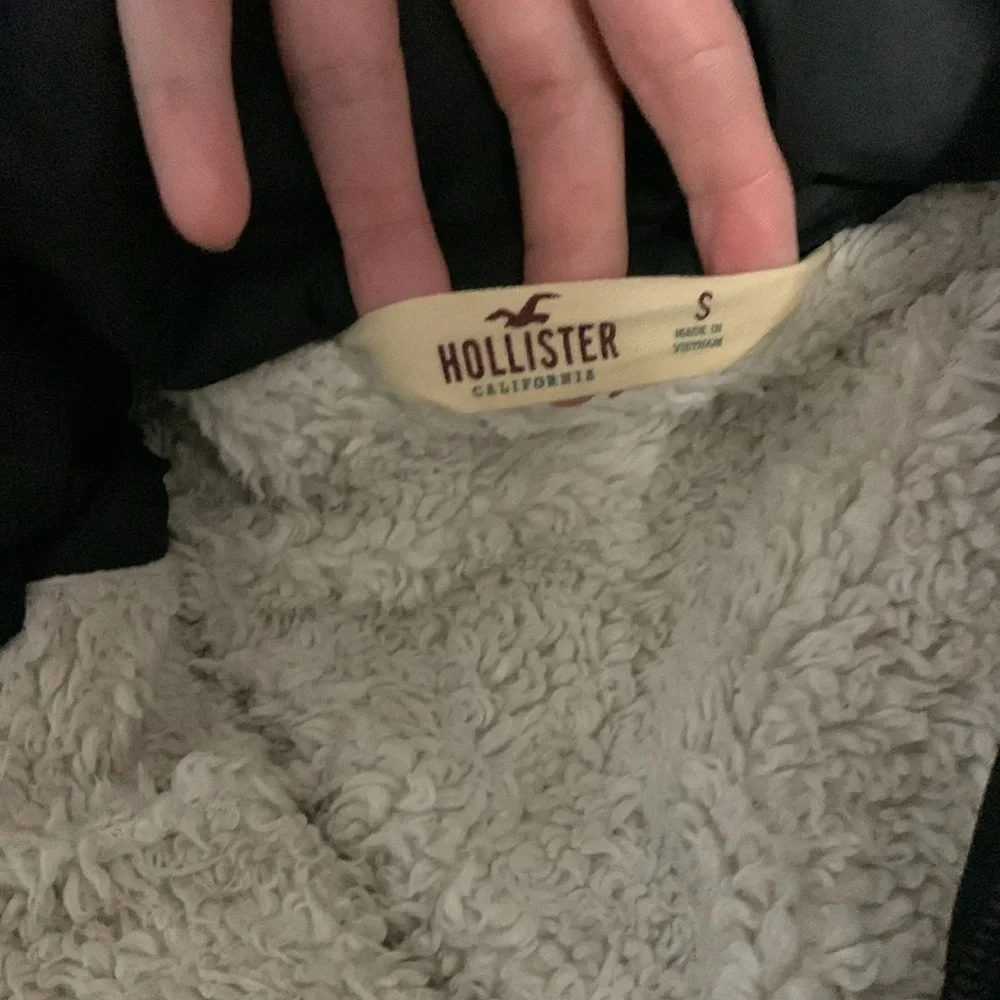 Hollister black winter coat, puffer type jacket with hood, size small - Picture 7 of 9